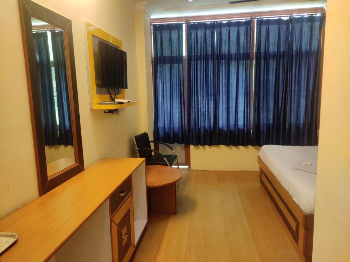 Hotel Amandeep Dharamshala Exteriör bild