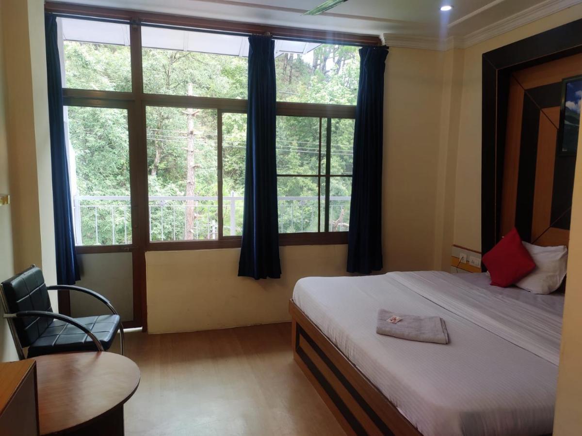 Hotel Amandeep Dharamshala Exteriör bild