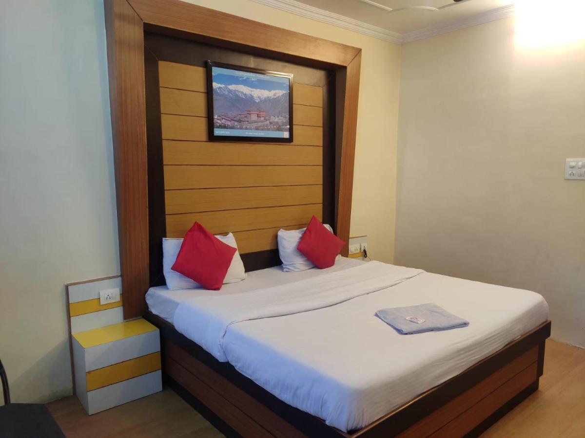 Hotel Amandeep Dharamshala Exteriör bild