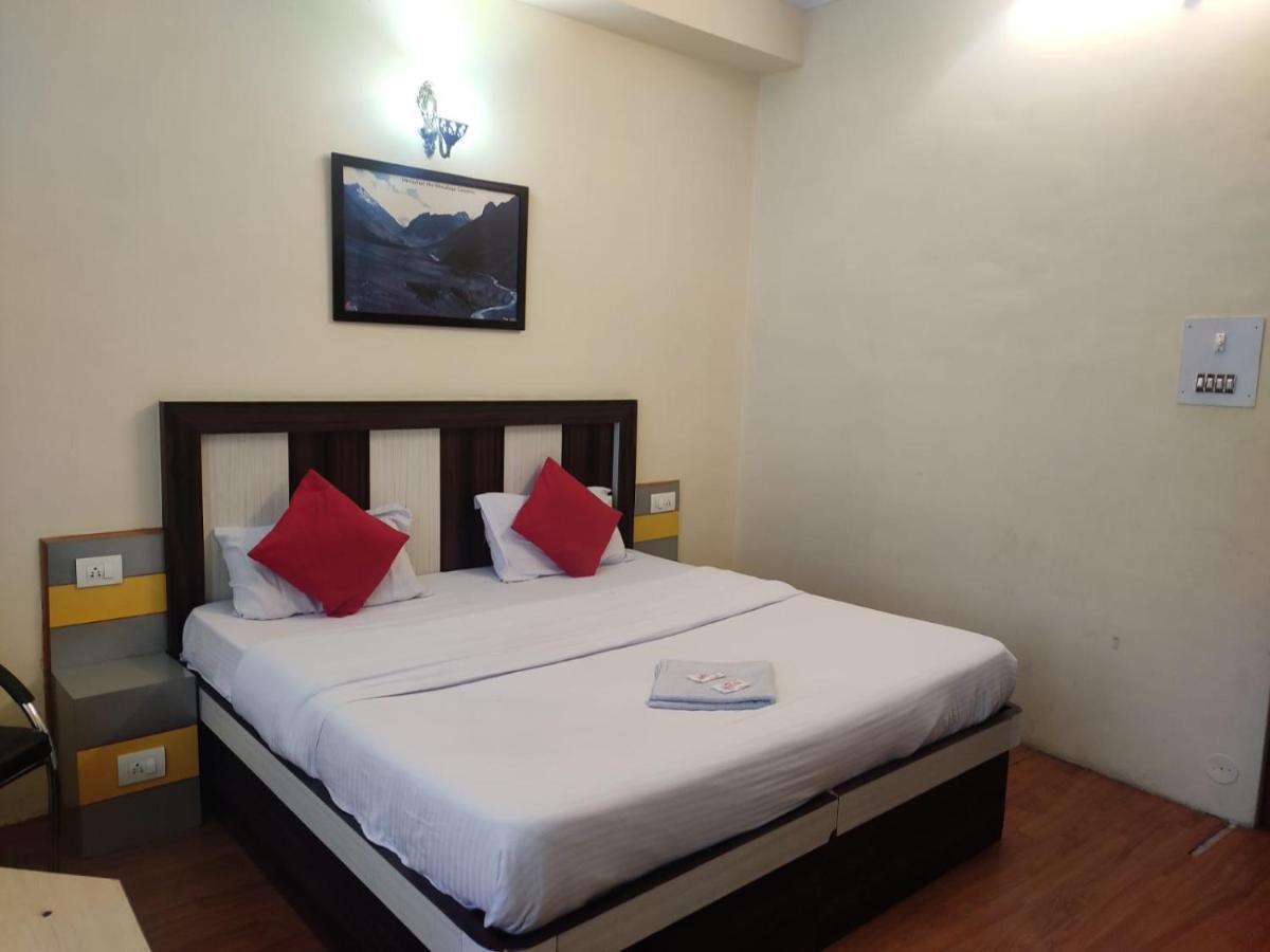Hotel Amandeep Dharamshala Exteriör bild