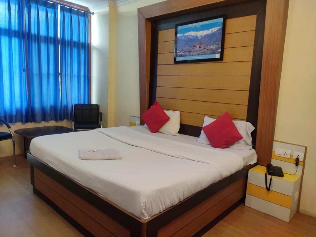 Hotel Amandeep Dharamshala Exteriör bild