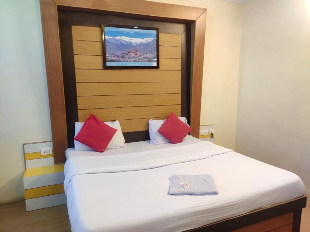 Hotel Amandeep Dharamshala Exteriör bild