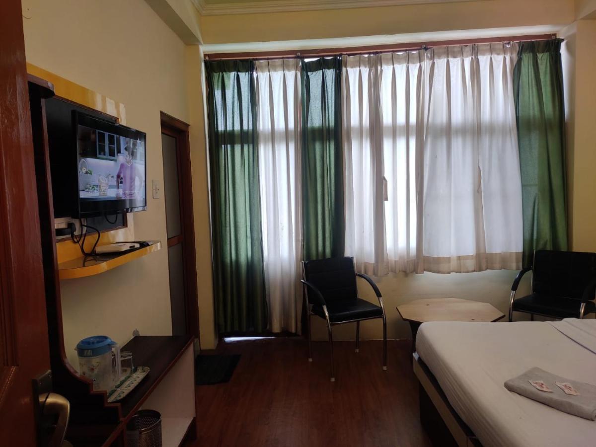 Hotel Amandeep Dharamshala Exteriör bild