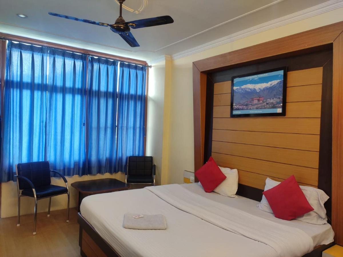 Hotel Amandeep Dharamshala Exteriör bild